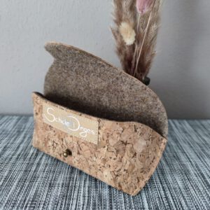 Mit den Maßen 18 x 8 x 4 cm ist es ein perfekter Begleiter für den Alltag um Deine Brille stets sicher aufzubewahren.
Die innenliegende Stütze sorgt dafür, dass das Brillenetui nicht zusammengerückt werden kann und verhindert ein starkes Rutschen der Brille im Etui.